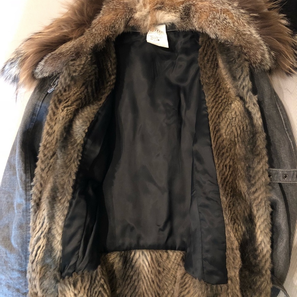 Jeans jacket with fur collar